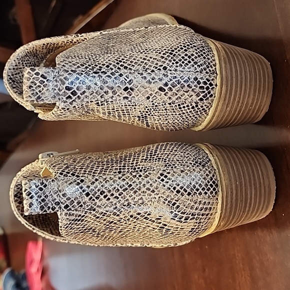 CORKYS Boutique Tan Snake Booties Sz 8 - Picture 3 of 7